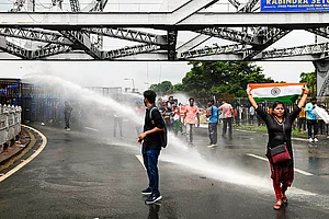| Photo: PTI : Kolkata Rape-Murder Case: Police use water cannons to disperse students